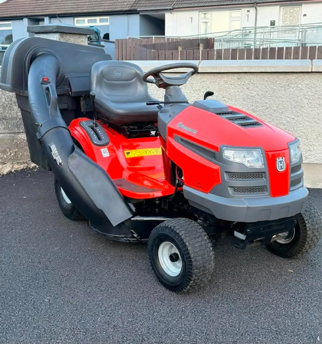 Husqvarna ride on lawnmower - Image 1