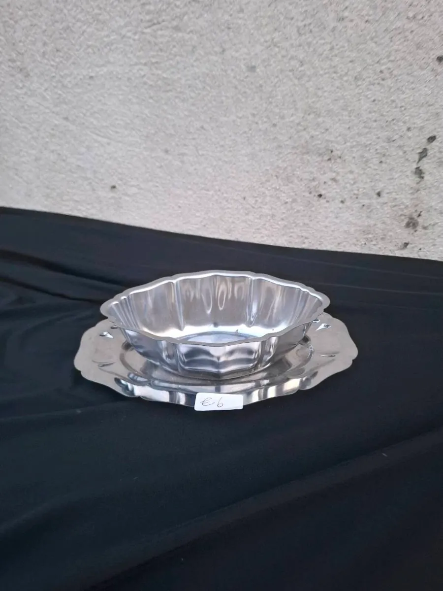 Metallic gravy bowl