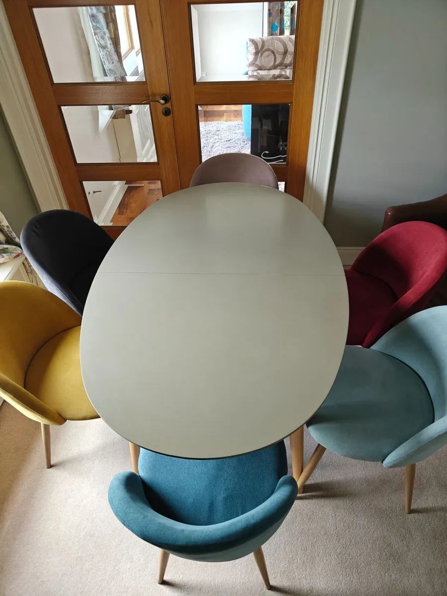 Dining table and 6 chairs - Image 1