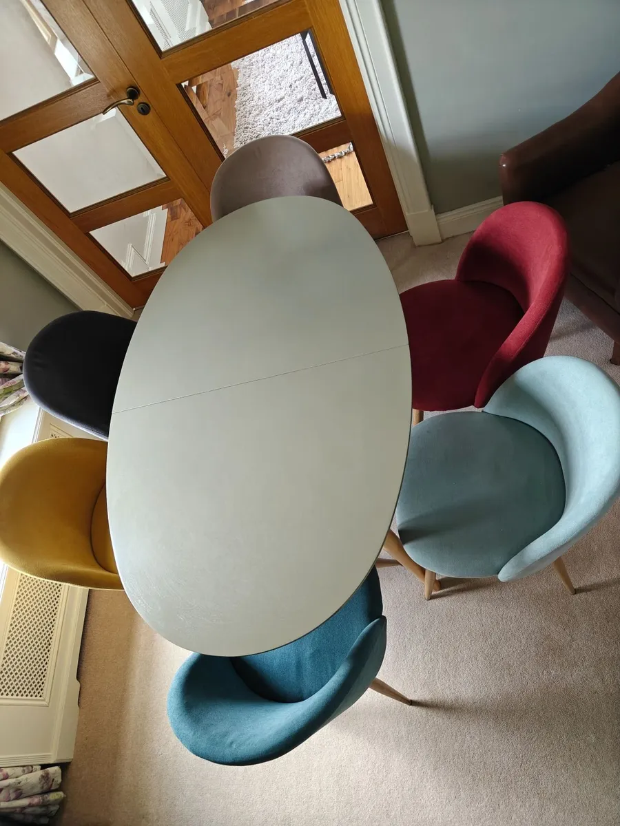 Dining table and 6 chairs - Image 2