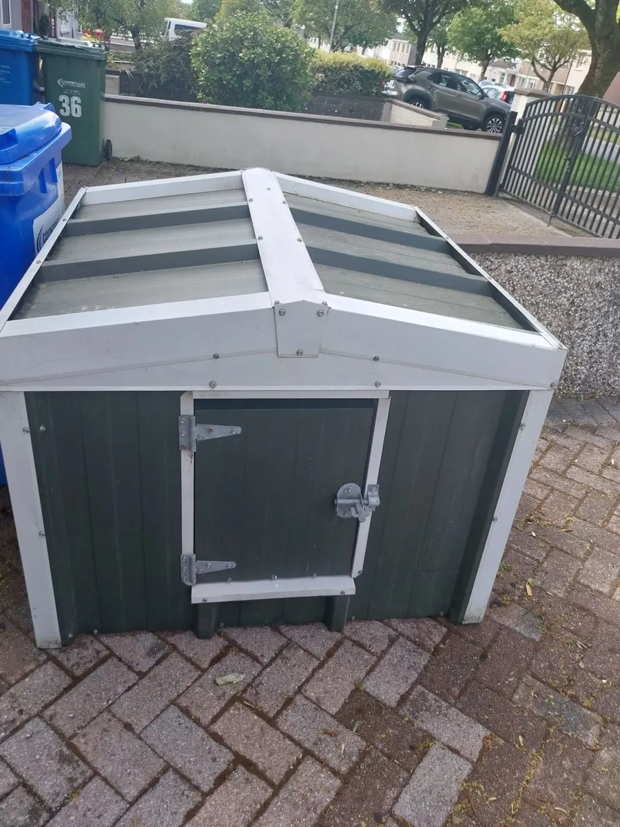 Dog kennel and bicycle - Image 1