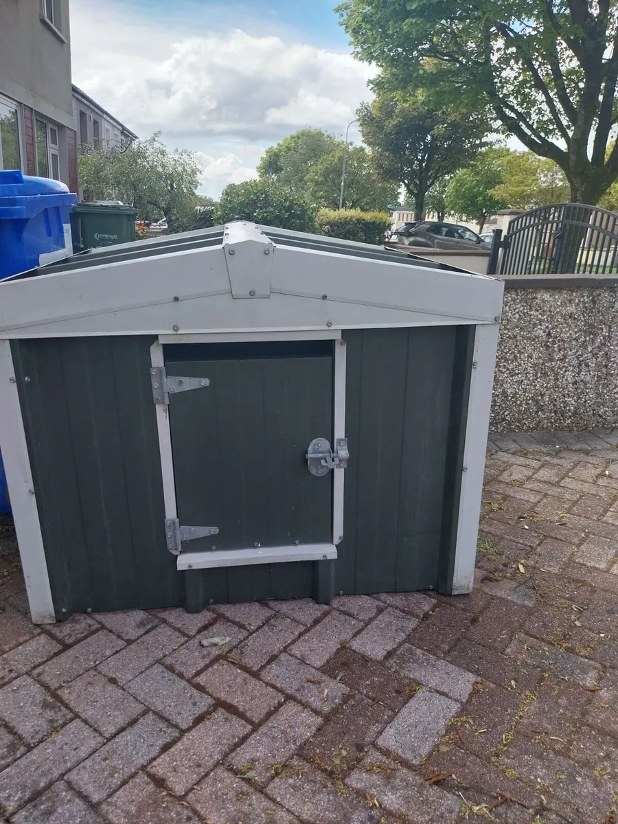 Dog kennel and bicycle - Image 2