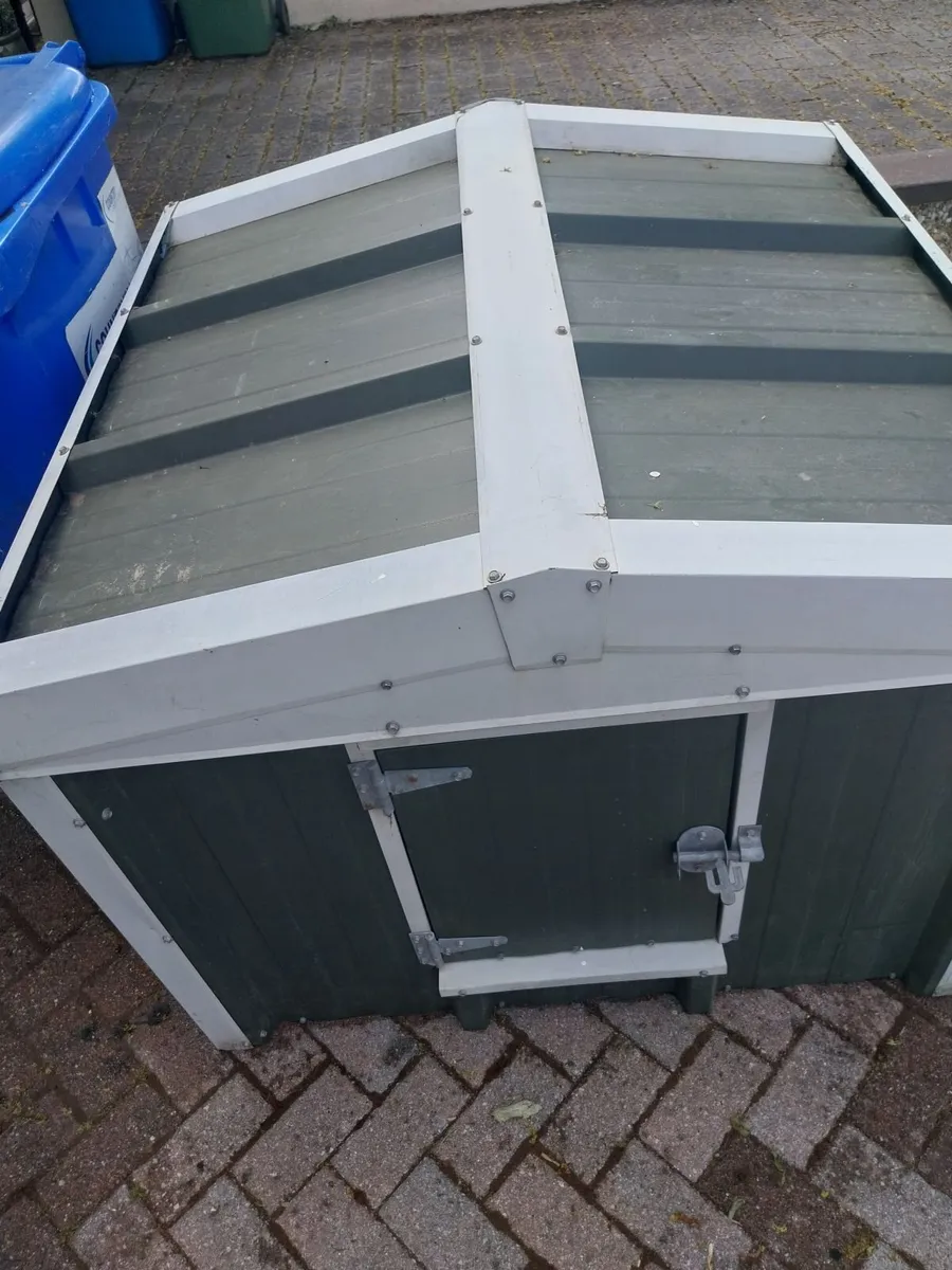 Dog kennel and bicycle - Image 4