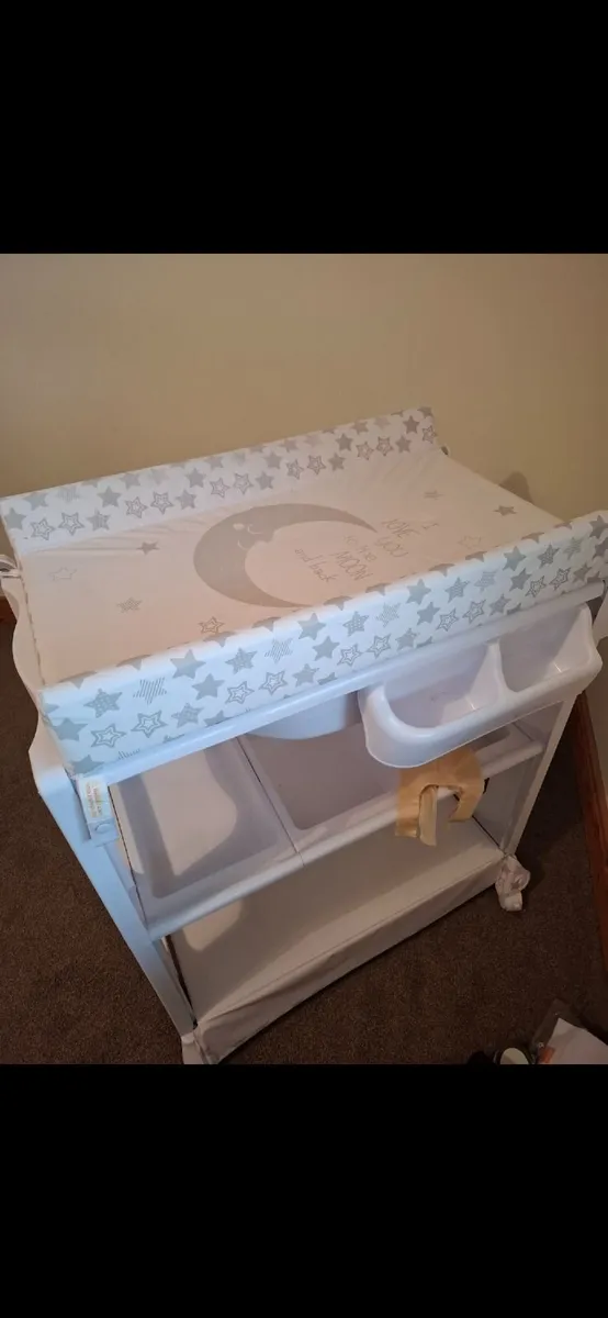 Baby changing table - Image 1