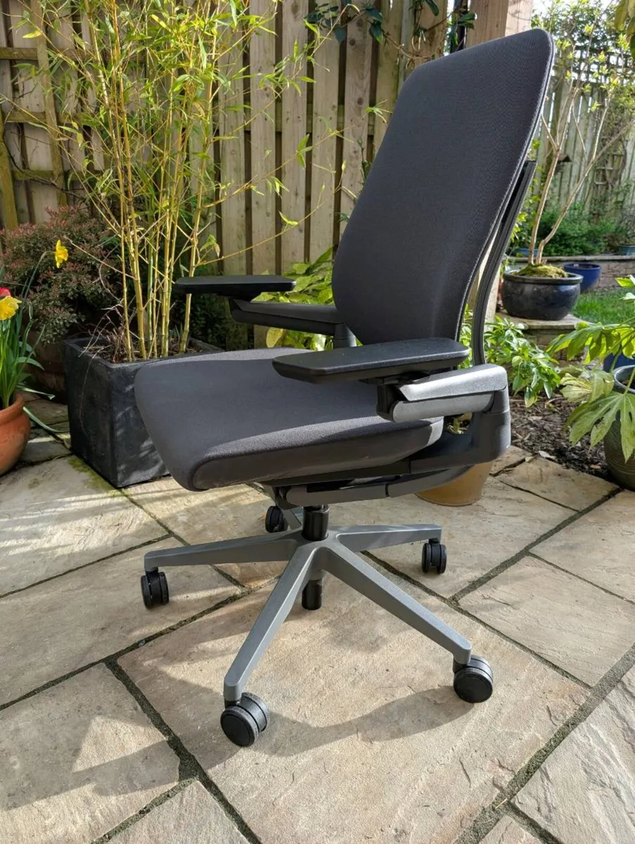 Ergonomic office chair - Image 3