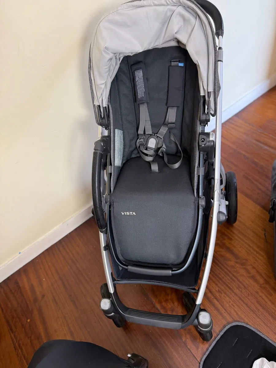 Uppababy Vista V2 travel system - Image 3