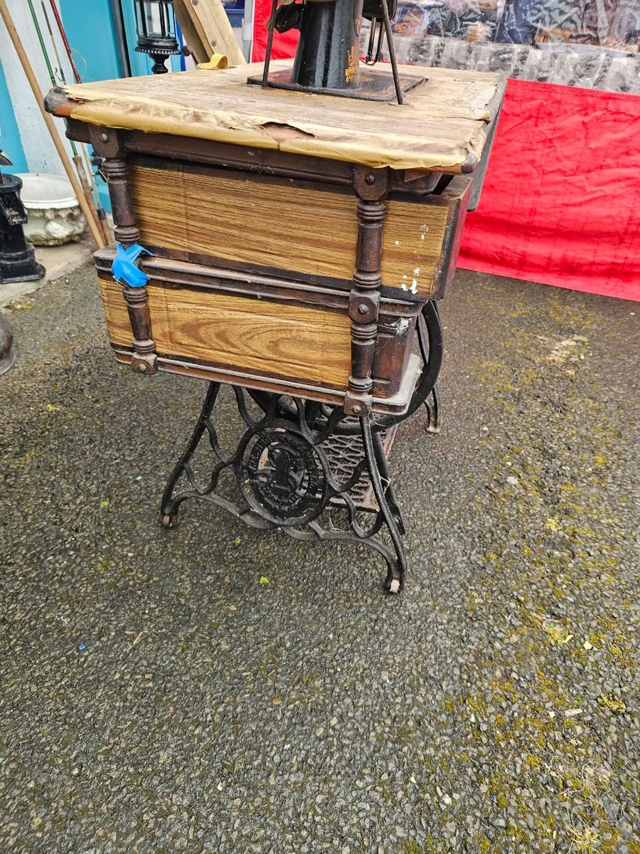 Vintage Singer Sewing Machine - Image 3