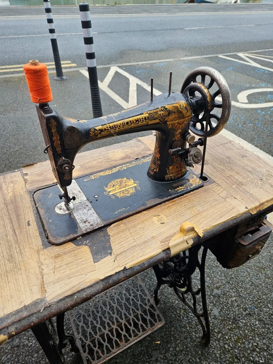 Vintage Singer Sewing Machine - Image 4