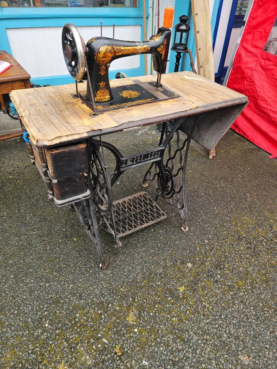 Vintage Singer Sewing Machine - Image 1