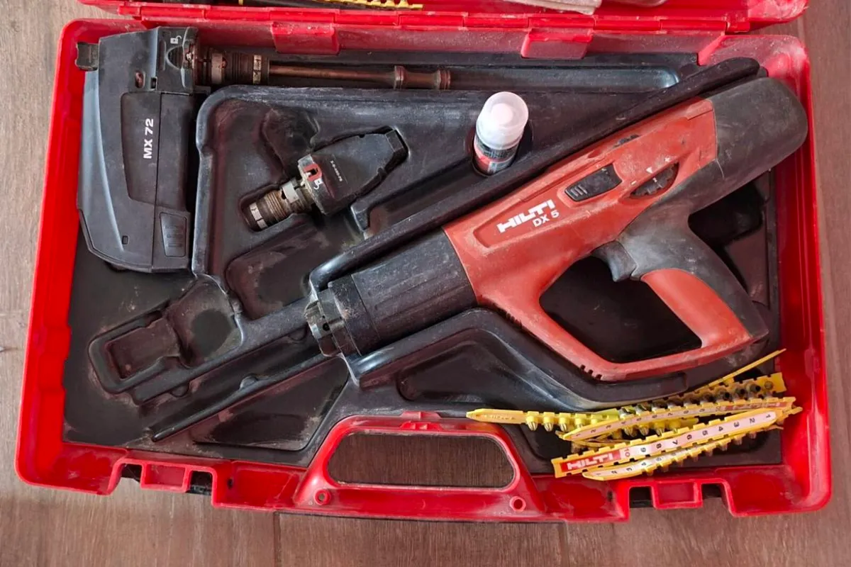 Hilti DX5 nail gun, with accesories, case and manu - Image 2