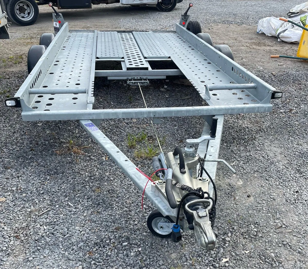 Car transporter trailer