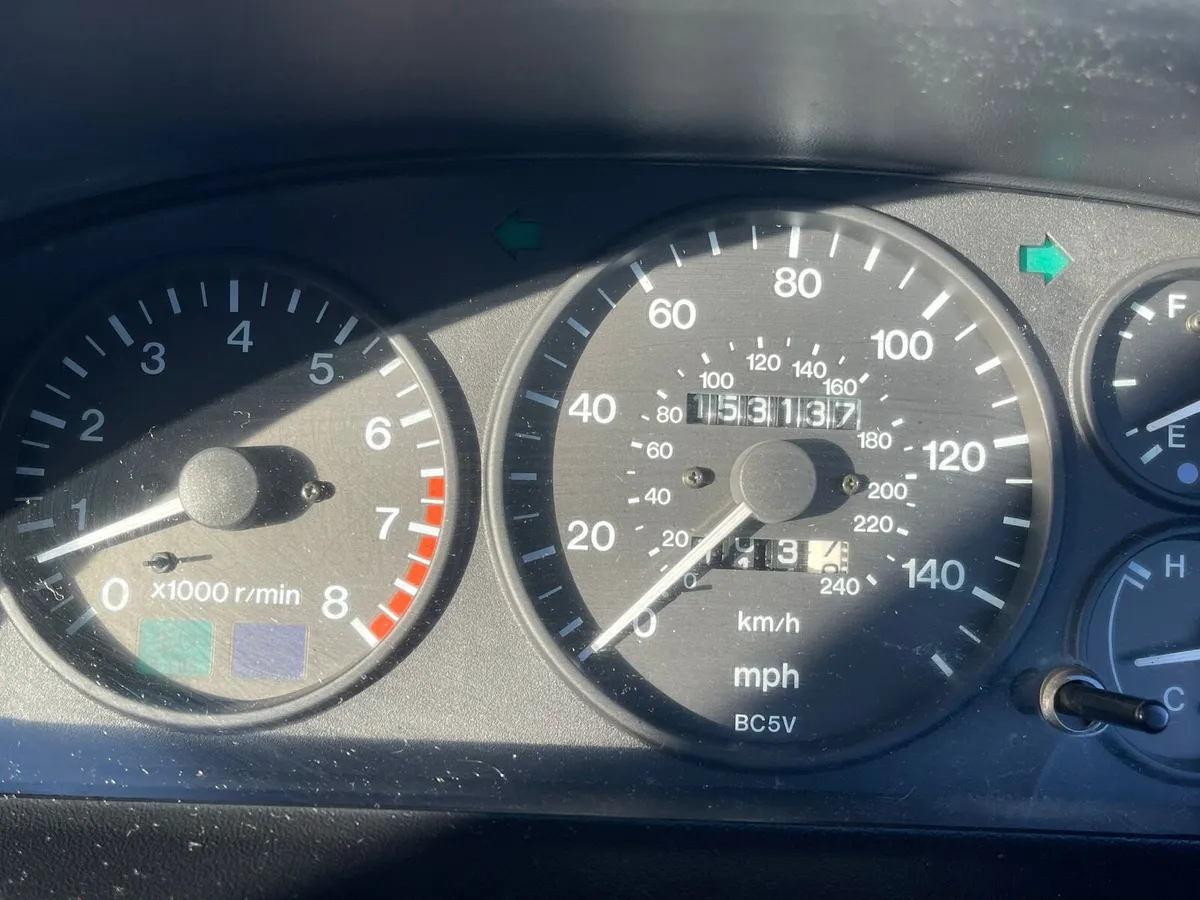 Mazda 323f - Image 4