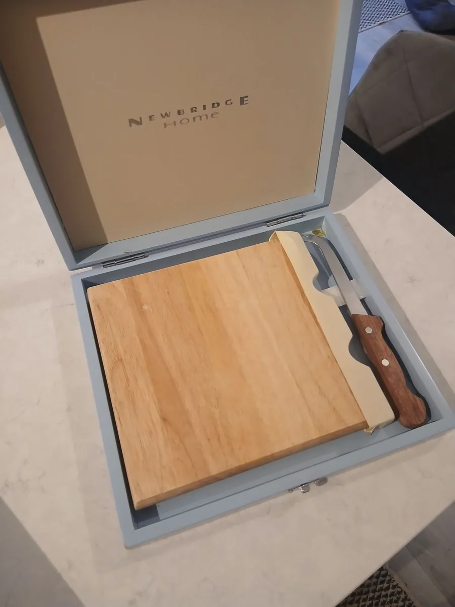 Newbridge Cheese board - wooden - Image 1