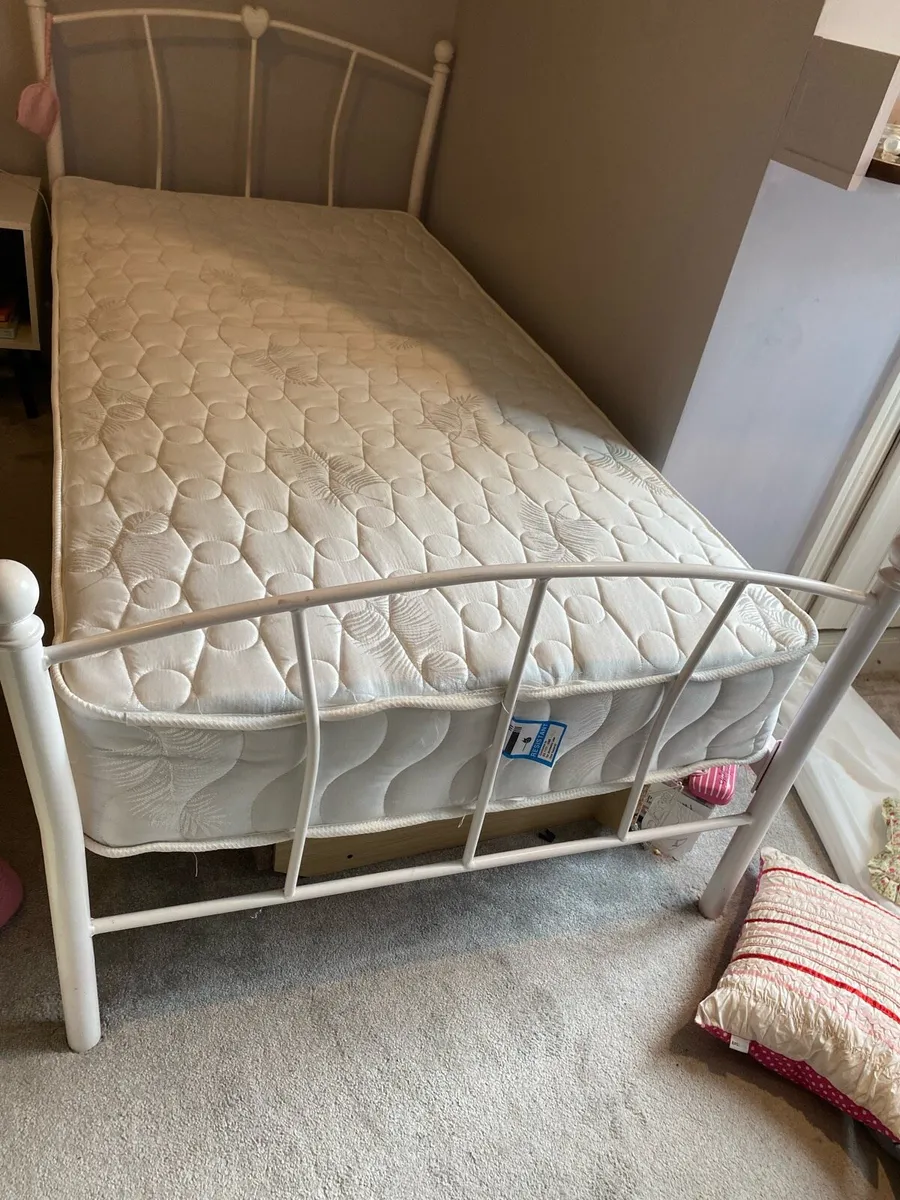 Single bed - Image 2