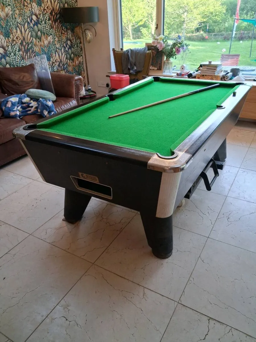 Pool table - Image 1