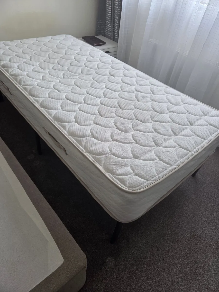 Single bed with mattress - Image 1
