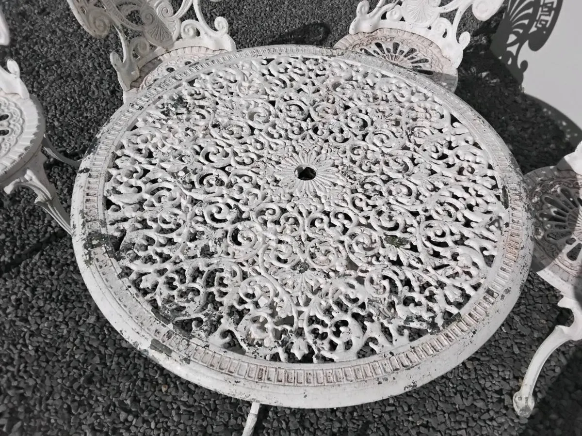 GardenTable &  Chairs - Image 2