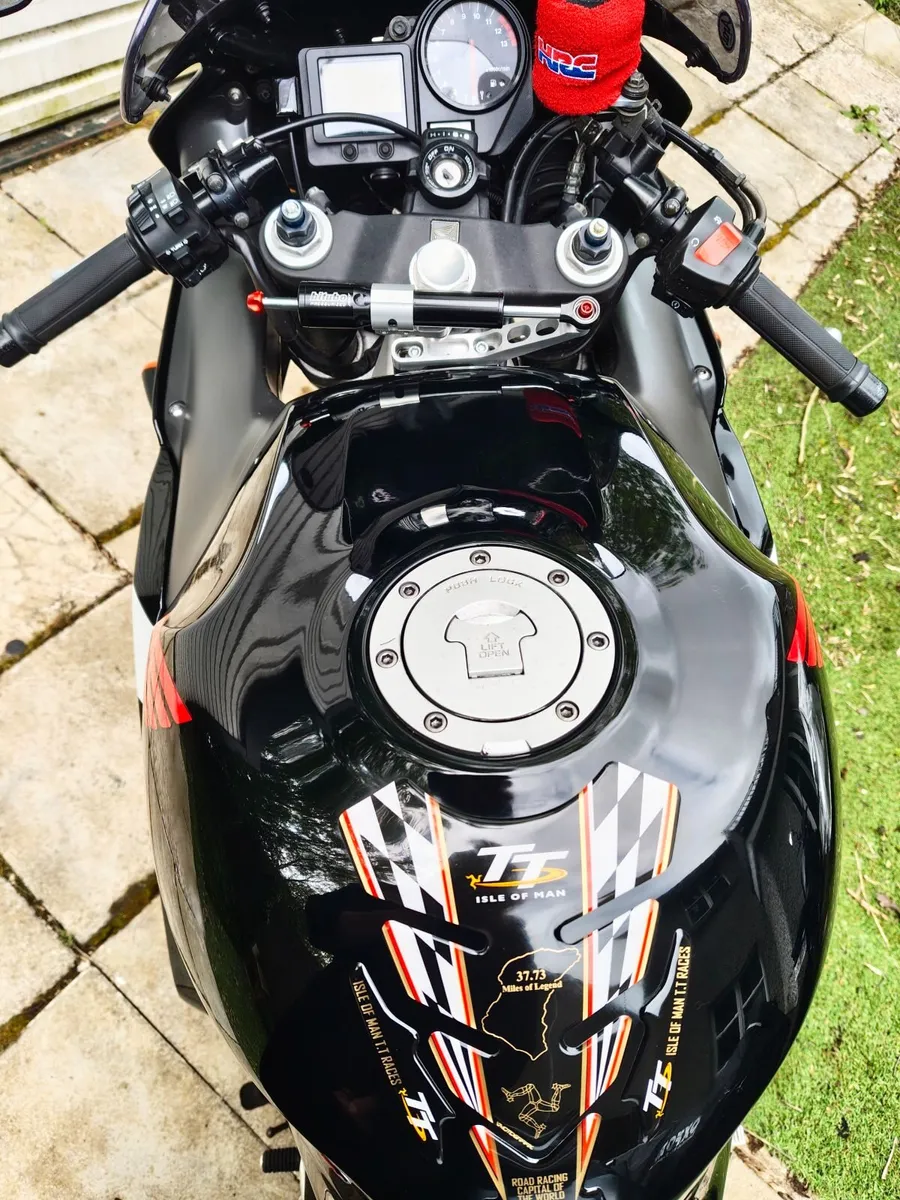 Honda CBR900RR - Image 3