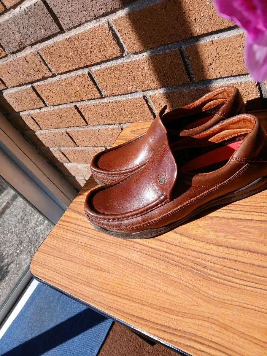 Gents new leather casual slip on shoes size 43 - Image 1