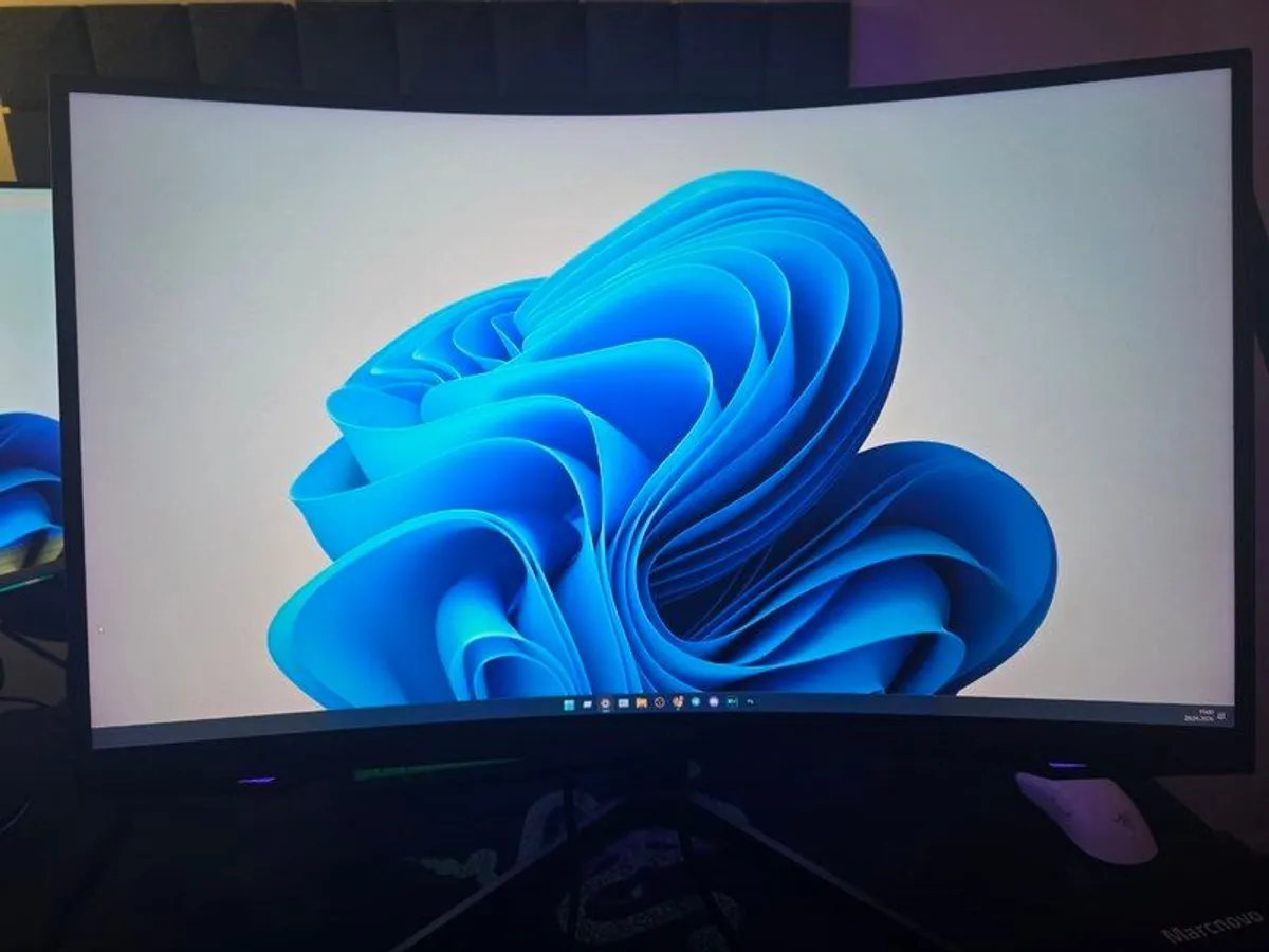 Samsung Odyssey G7 C27G75TQSR 27" 1000R Curved Gaming Monitor - 240Hz, 1ms, 1440p QHD, Gsync, QLED, HDR600, HDMI, Displayport, USB - Image 1