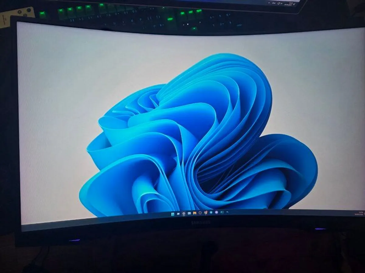 Samsung Odyssey G7 C27G75TQSR 27" 1000R Curved Gaming Monitor - 240Hz, 1ms, 1440p QHD, Gsync, QLED, HDR600, HDMI, Displayport, USB - Image 2