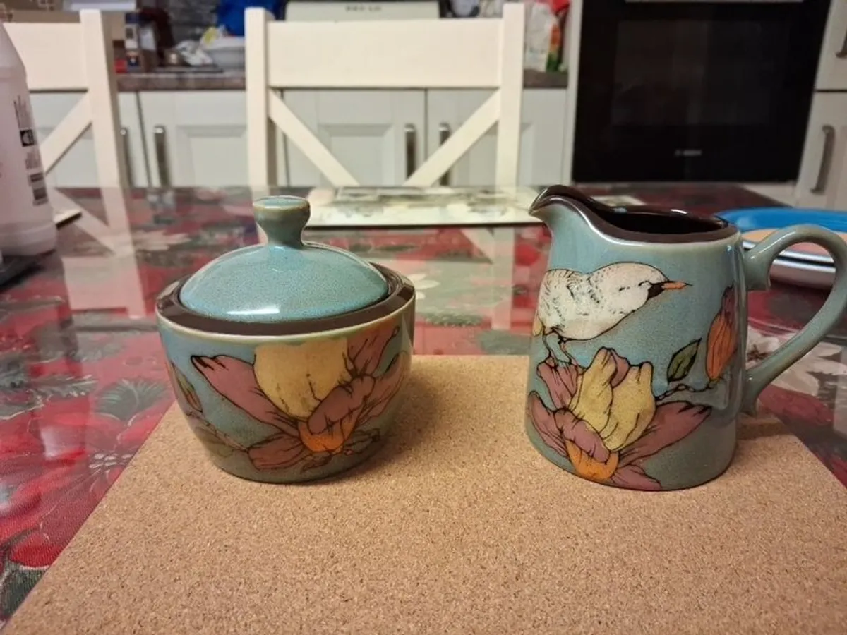 Jug,sugar bowl, and 2 mugs - Image 1