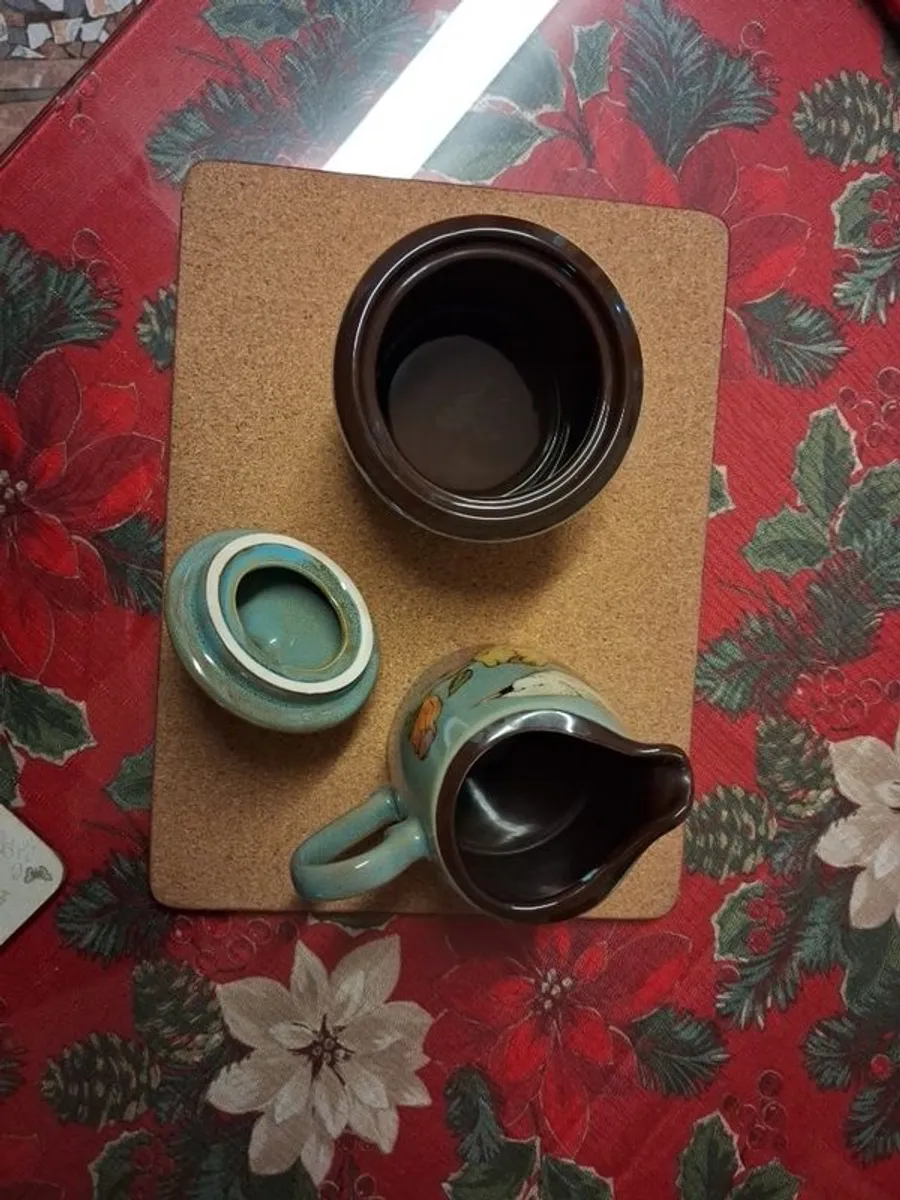 Jug,sugar bowl, and 2 mugs - Image 4