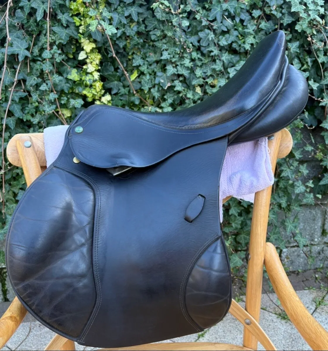 Henri De Rivel black jump saddle 17.5” medium - Image 1