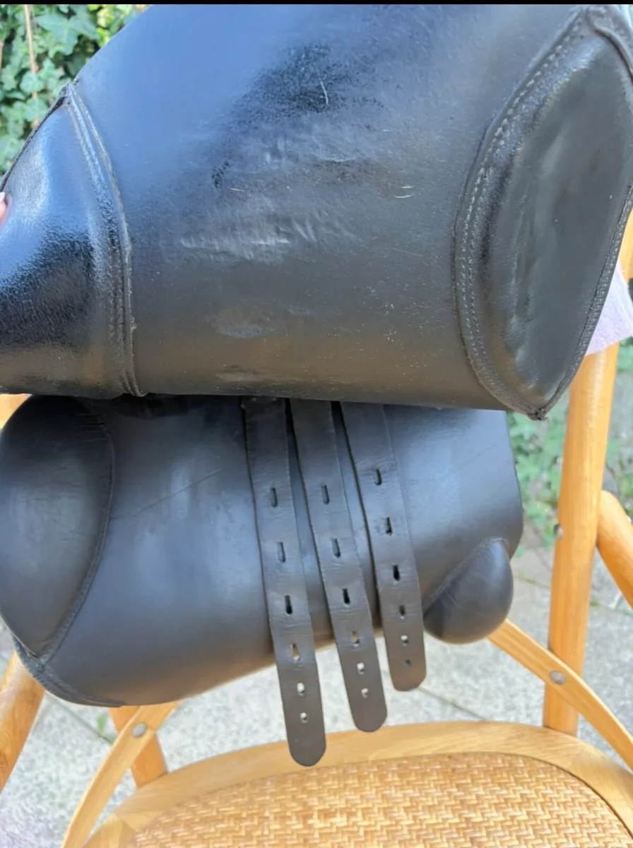 Henri De Rivel black jump saddle 17.5” medium - Image 2