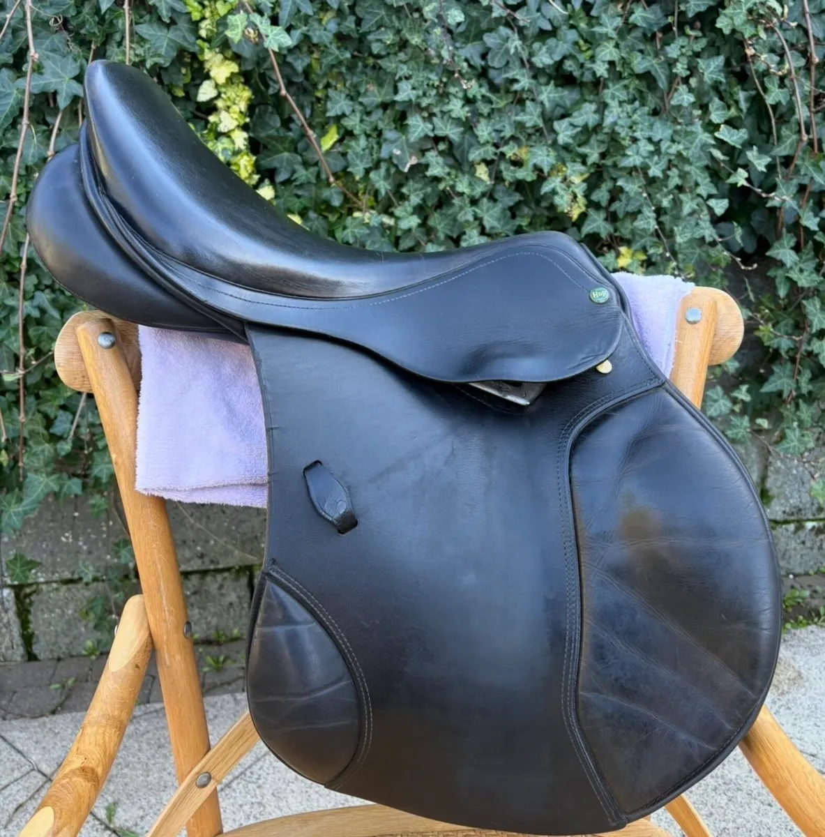 Henri De Rivel black jump saddle 17.5” medium - Image 3