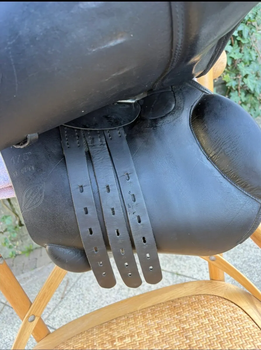 Henri De Rivel black jump saddle 17.5” medium - Image 4