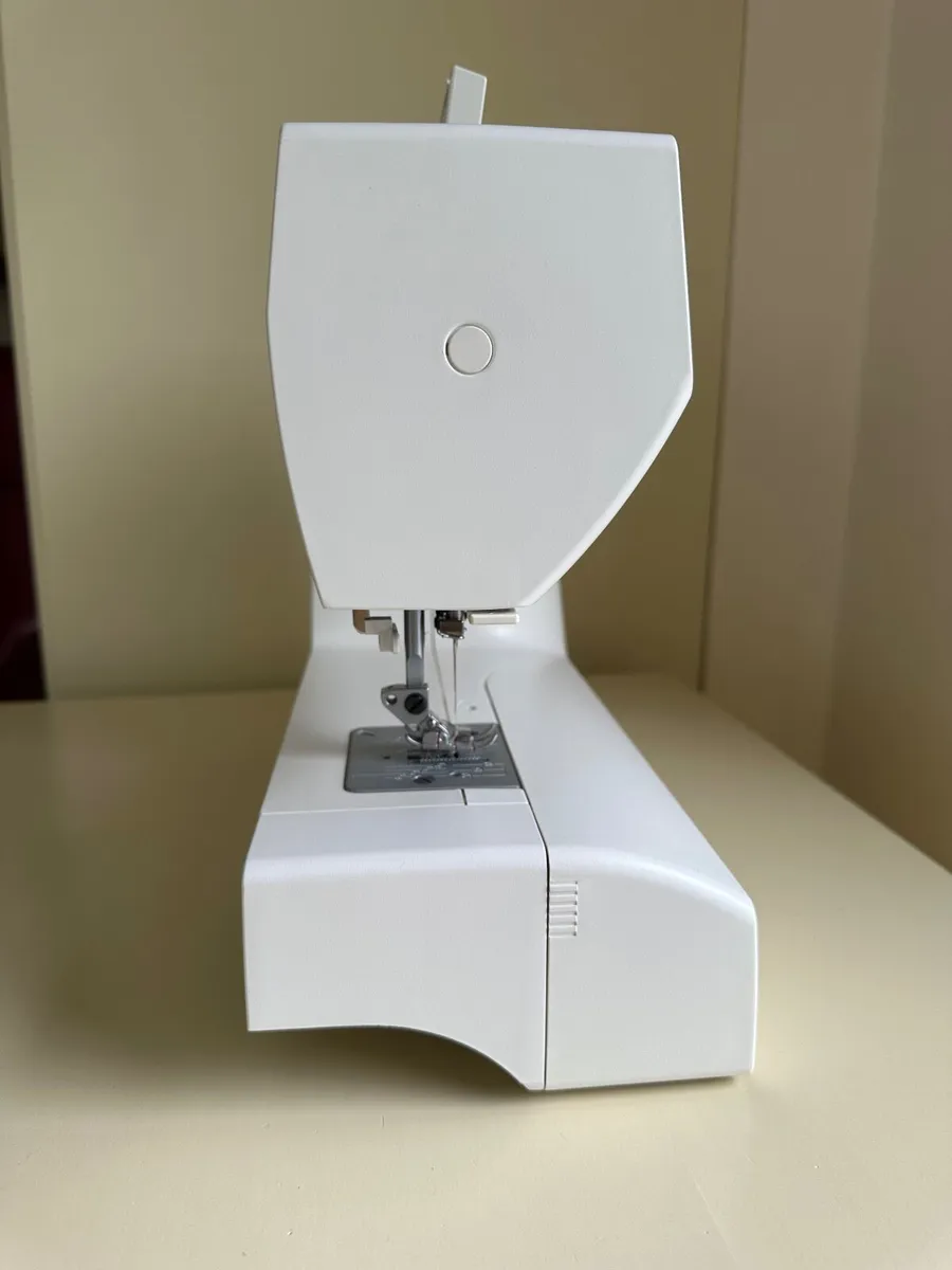 PFAFF HOBBY 1042 Sewing Machine for sale - Image 3