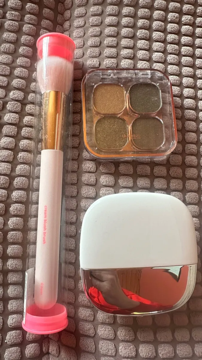 New make up - Image 1