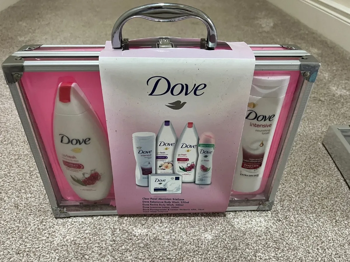 Five sets of bath, body and spray gift sets, perfe - Image 2