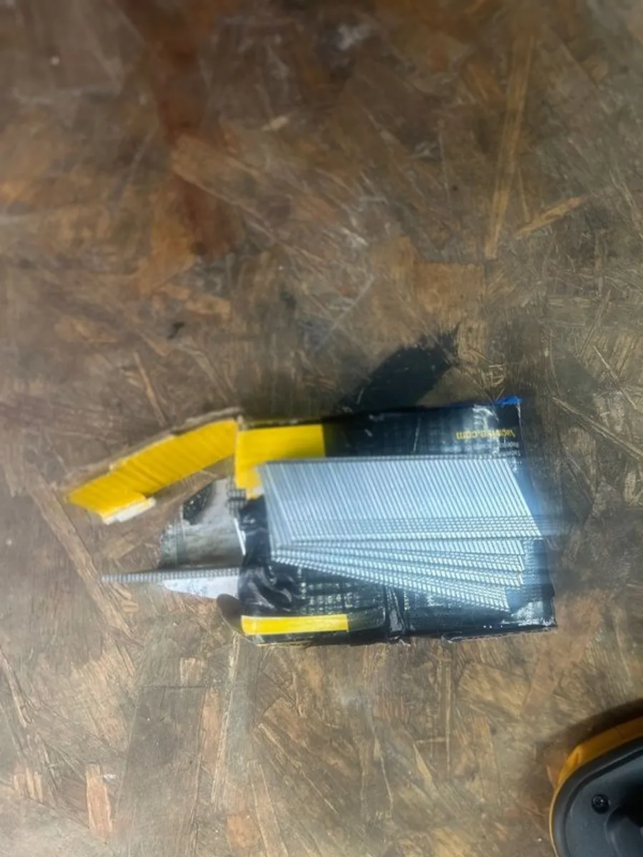 Dewalt 2nd Fix Nail Gun - Image 2