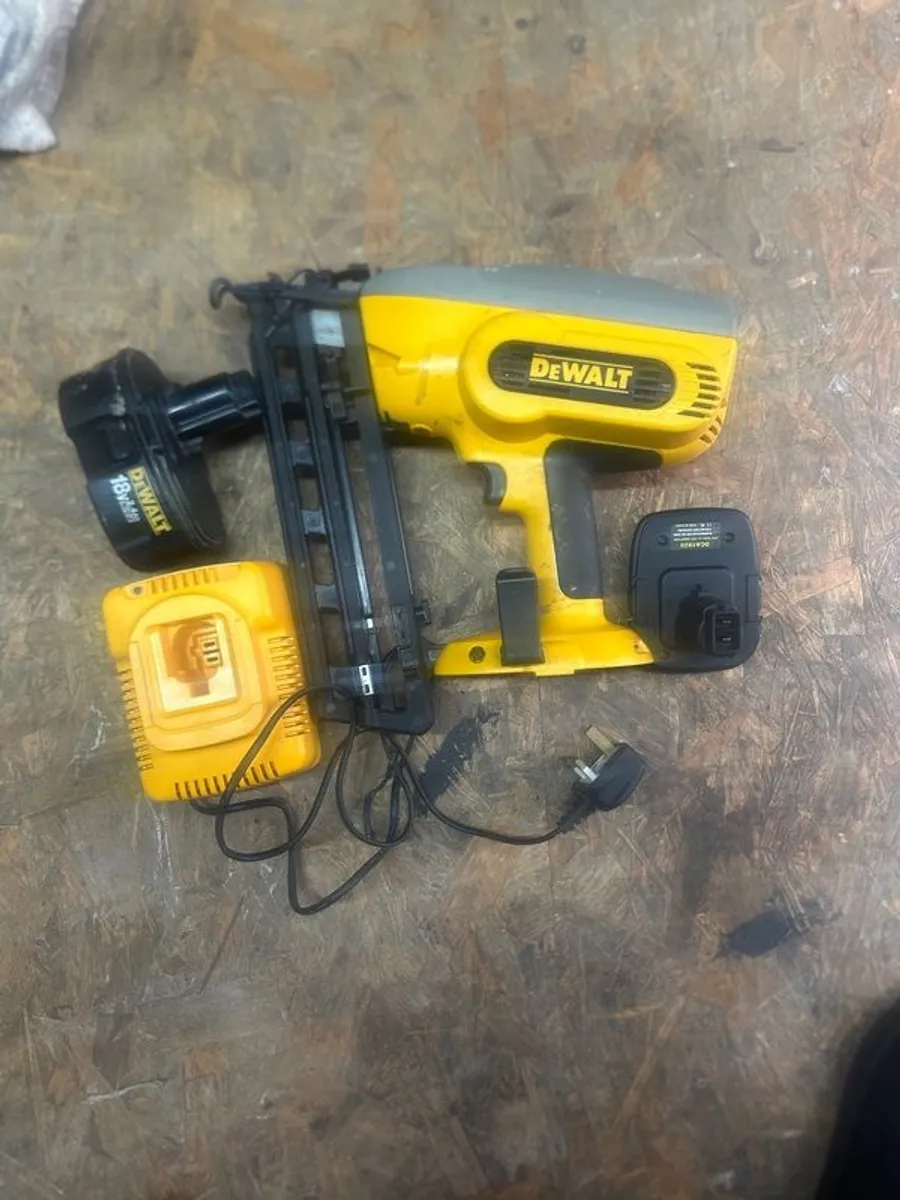 Dewalt 2nd Fix Nail Gun - Image 3