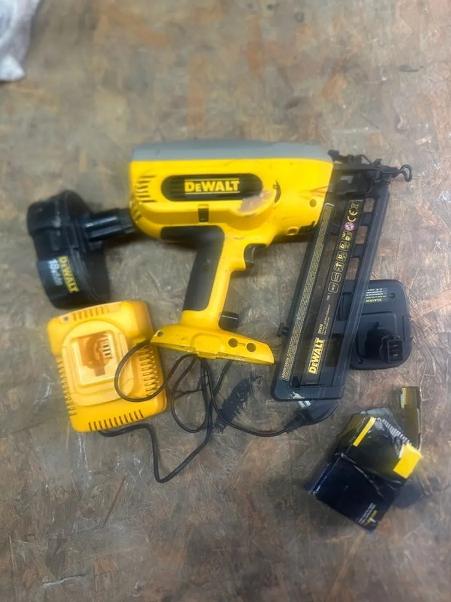Dewalt 2nd Fix Nail Gun - Image 4