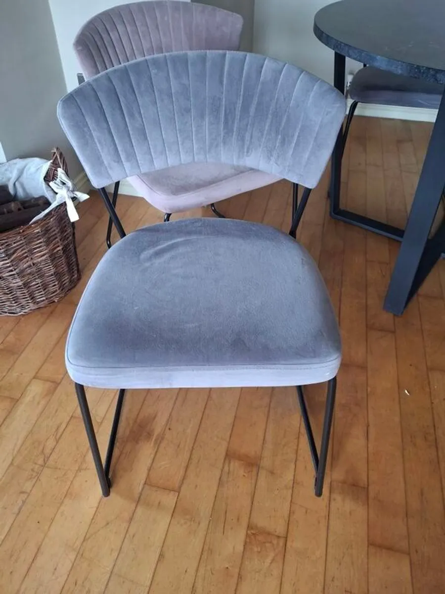 Dining table and chairs - Image 3