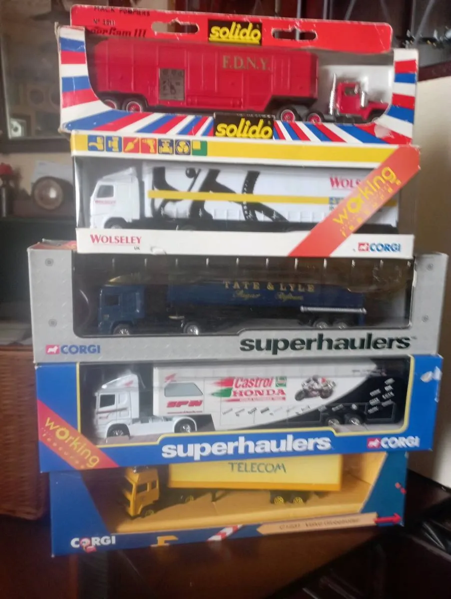 A COLLECTION OF DIE-CAST MODLES  TRUCKS SCALES - Image 1
