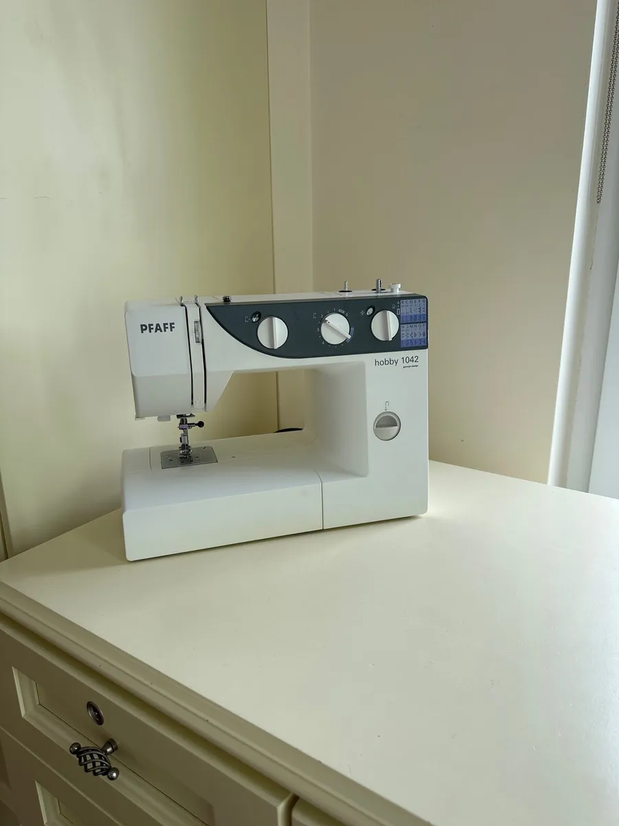 PFAFF HOBBY 1042 Sewing Machine for sale - Image 2