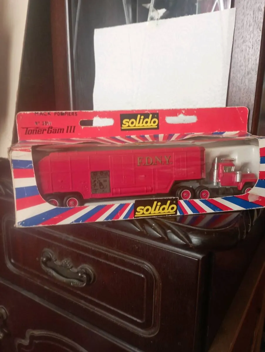 A COLLECTION OF DIE-CAST MODLES  TRUCKS SCALES - Image 2