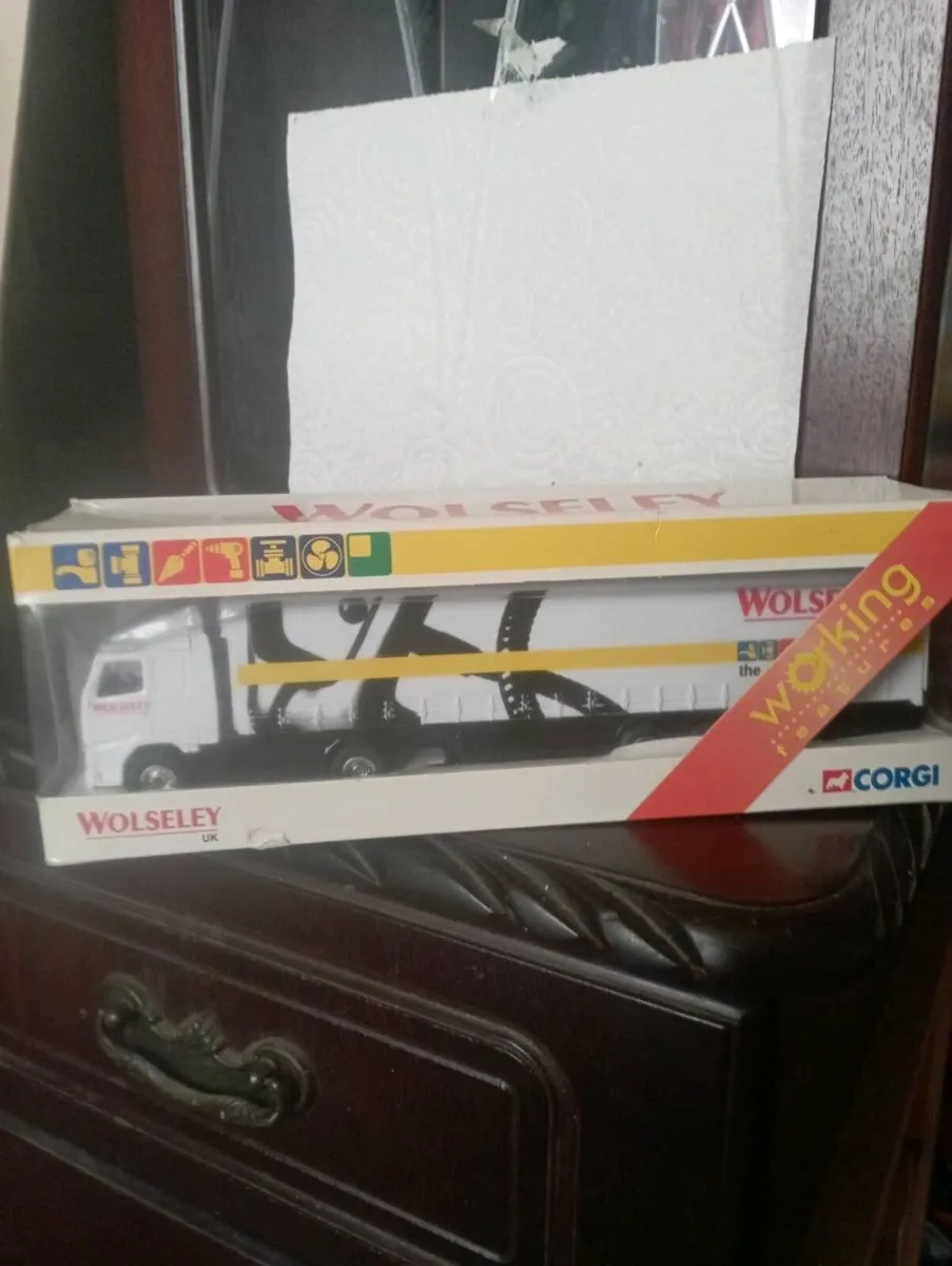 A COLLECTION OF DIE-CAST MODLES  TRUCKS SCALES - Image 3