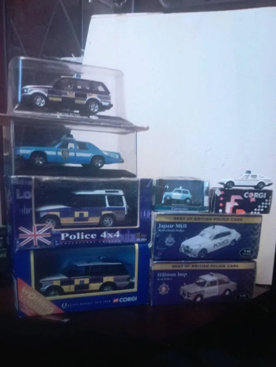 A COLLECTION OF DIE-CAST POLICE CARS { 8 IN TOTAL} - Image 1