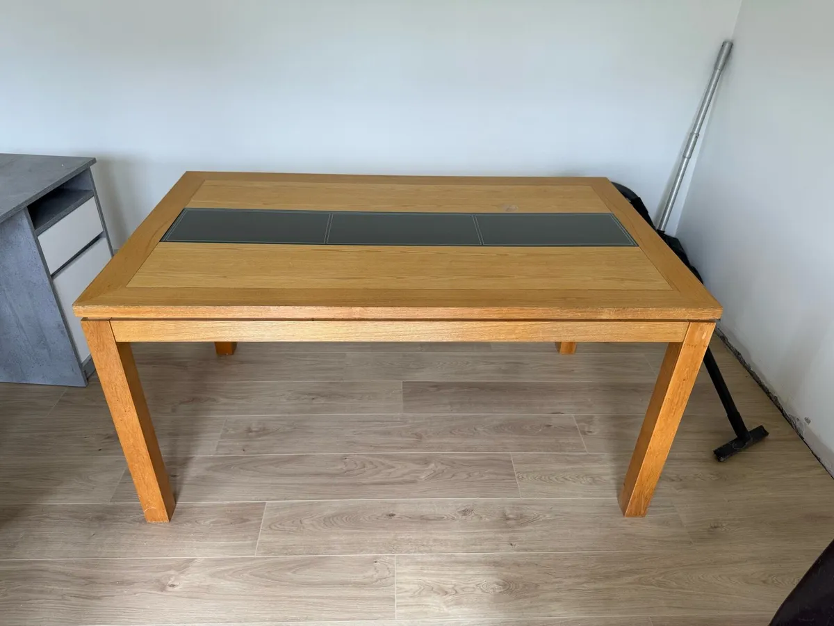 Table and chairs - Image 1