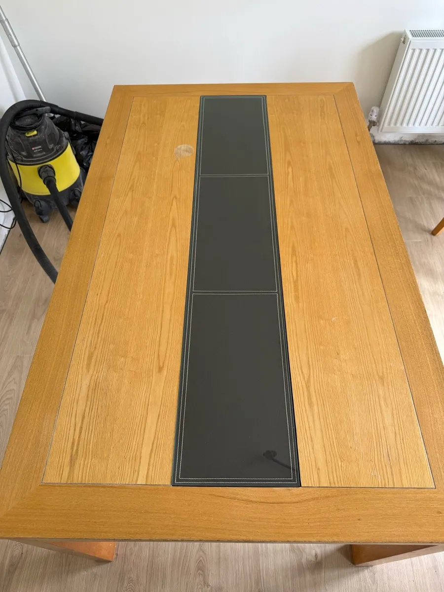 Table and chairs - Image 2