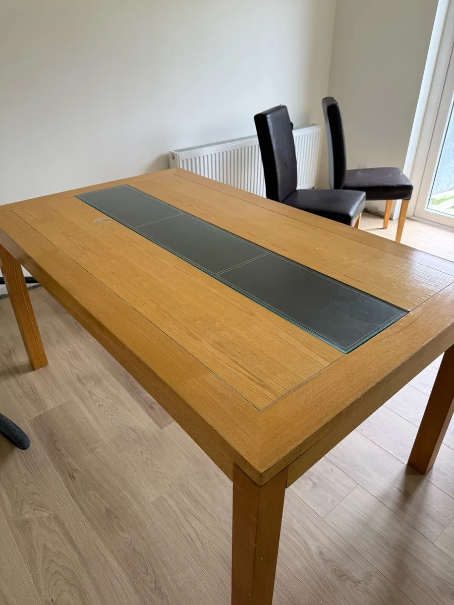 Table and chairs - Image 3