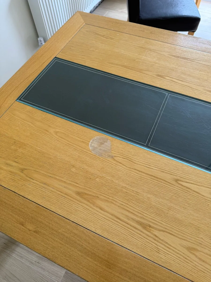 Table and chairs - Image 4