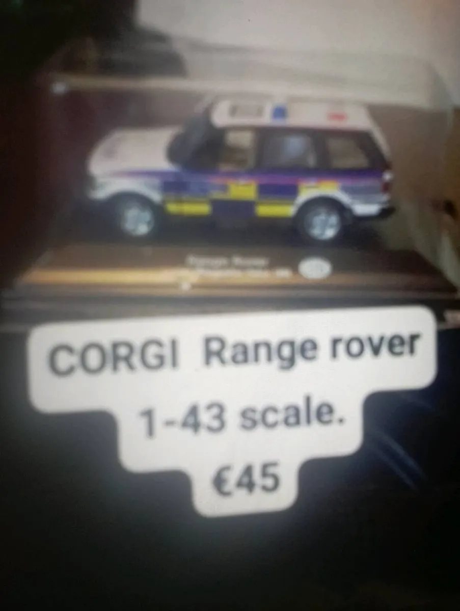 A COLLECTION OF DIE-CAST POLICE CARS { 8 IN TOTAL} - Image 4