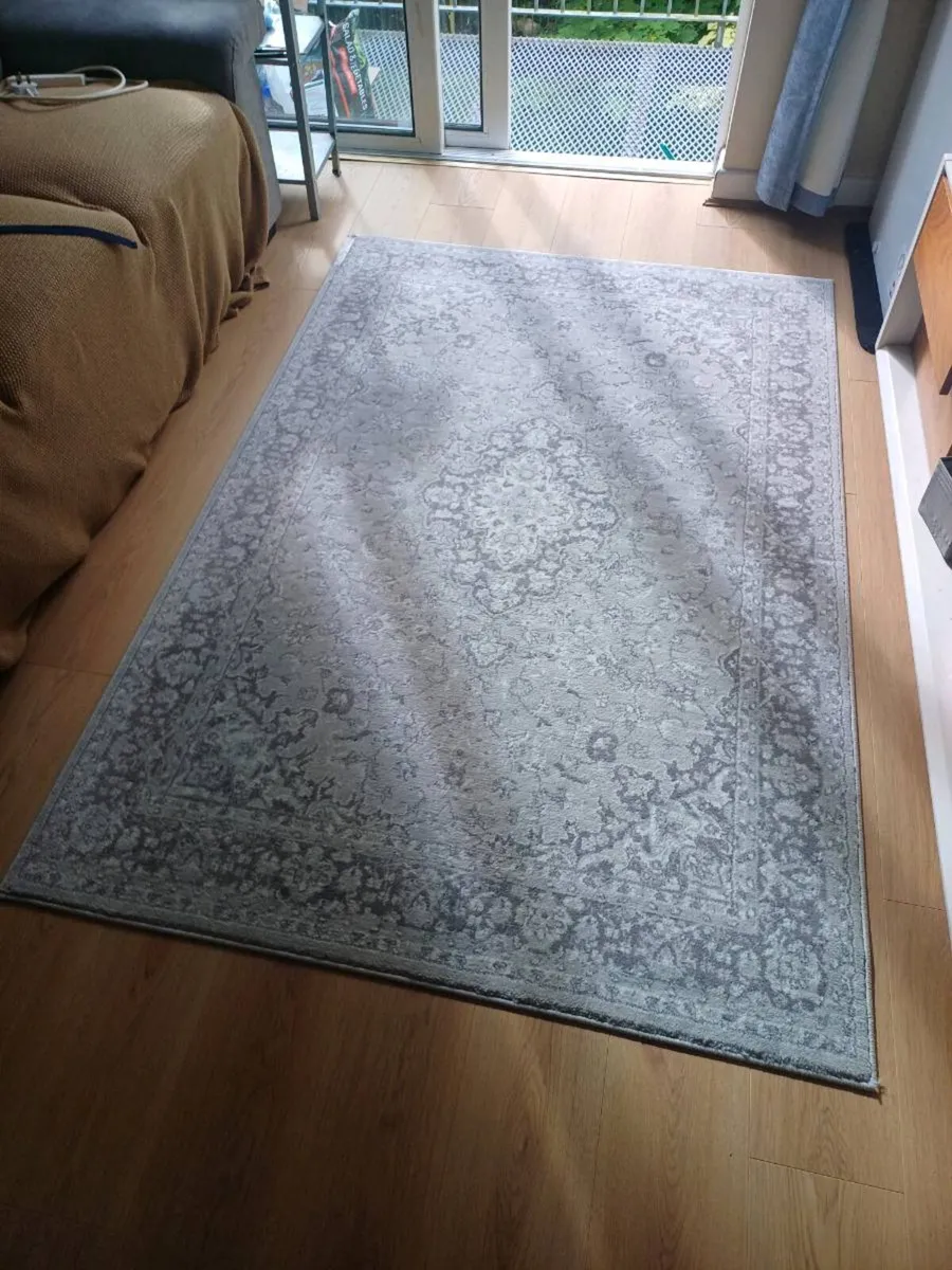 Rug 7feet by 5 feet