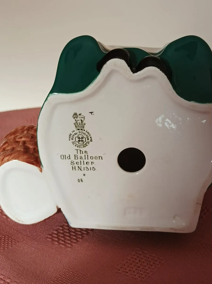 Vintage Royal Doulton Balloon seller couple - Image 3